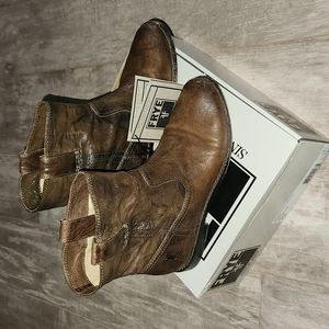 Frye Anna Shortie in Taupe
